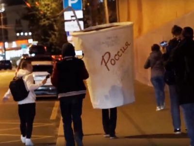 Активист "Бессрочного протеста" Иван Сажин, который гуляет в костюме пластикового стаканчика – "символом протестов 2019 года". Скриншот из видео: svoboda.org Активист "Бессрочного протеста" Иван Сажин, который гуляет в костюме пластикового стаканчика – "символом протестов 2019 года". Скриншот из видео: svoboda.org