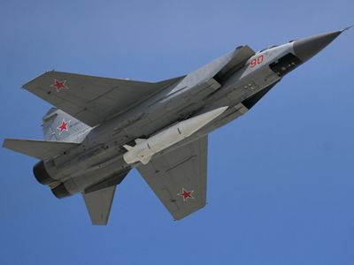 Многоцелевой истребитель МиГ-31 с гиперзвуковой ракетой "Кинжал" на военном параде. Фото: Евгений Биятов / РИА Новости Многоцелевой истребитель МиГ-31 с гиперзвуковой ракетой "Кинжал" на военном параде. Фото: Евгений Биятов / РИА Новости
